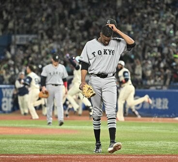 ９回一死からサヨナラ打を浴び、首をかしげながらマウンドを降りる巨人・マルティネス