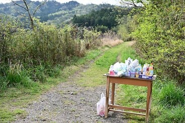 南丹市内の遺体発見現場近くには献花が…