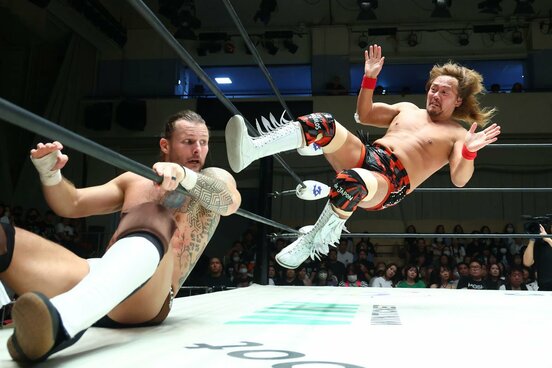 シェイン・ヘイスト(左)からGHCヘビー級王座を奪った内藤哲也
