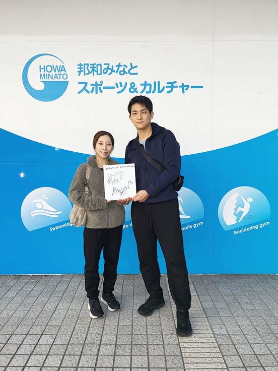 昨年12月のグランプリファイナル中、三浦璃来(左)とともに「元バイト先」を訪問していた木原龍一