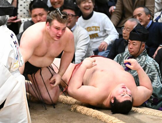 激戦の末、優勝決定戦で熱海富士(右)を首投げで下した安青錦
