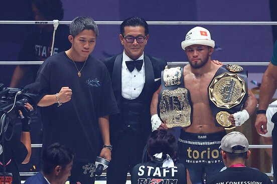 フェザー級2冠に輝いたシェイドゥラエフ。左は大みそかの対戦が決まった秋元強真