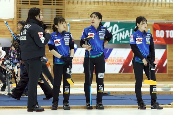 ロコ・ソラーレの(左から)藤沢五月、鈴木夕湖、吉田知那美、吉田夕梨花（代表撮影）