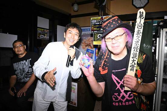 ゲストのレムリア（中）と記念撮影する「怪談イベント」大賞の秋山保さん（右）