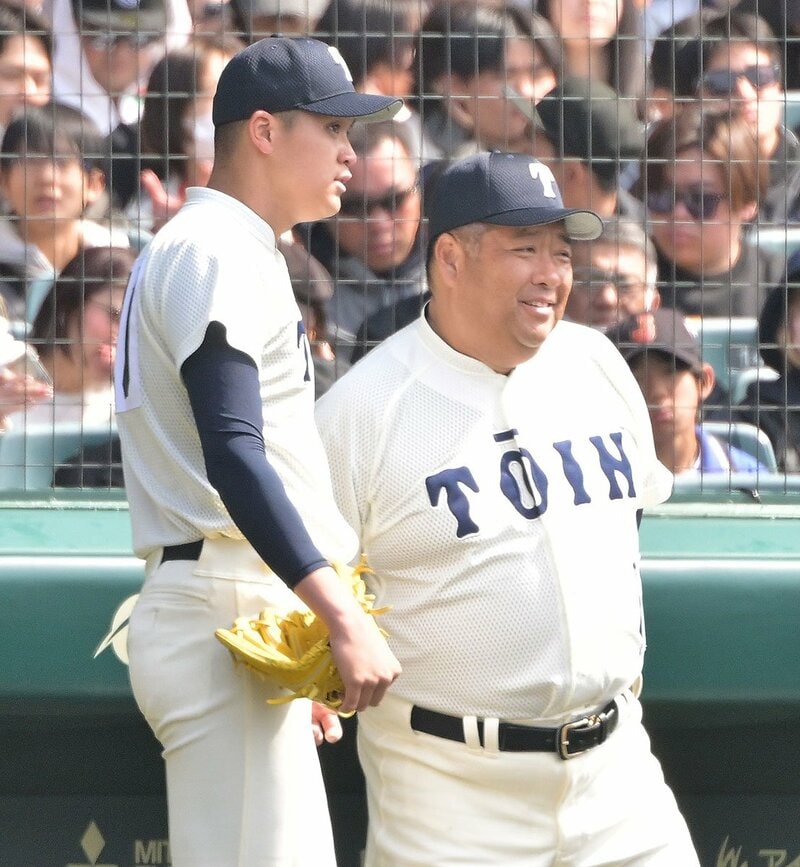 西谷監督(右)からアドバイスを受ける大阪桐蔭・川本晴大