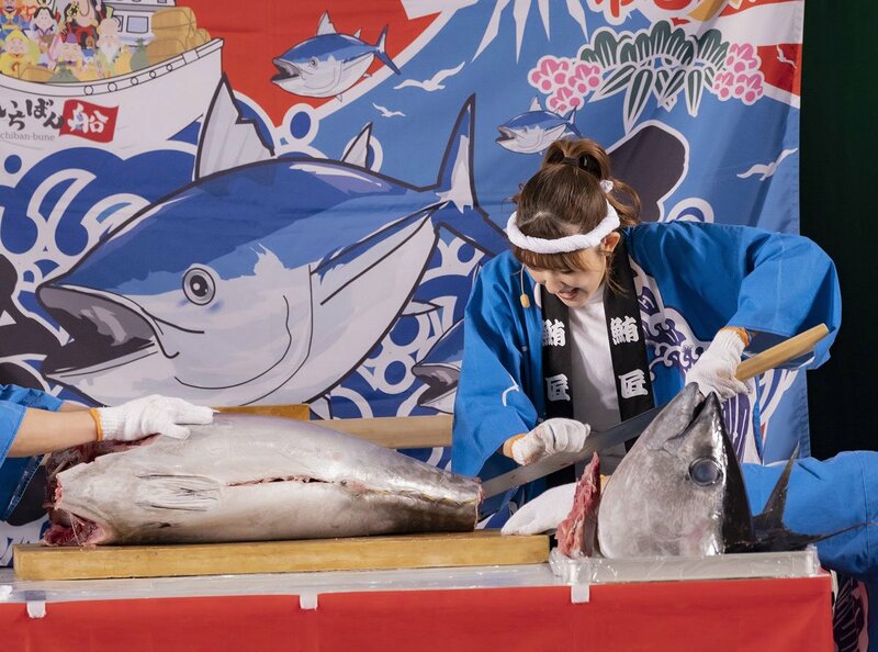 アンジュルム川村文乃のマグロ解体ショーに大声援　１級マグロ解体師の資格持つ | 記事 | 東スポWEB