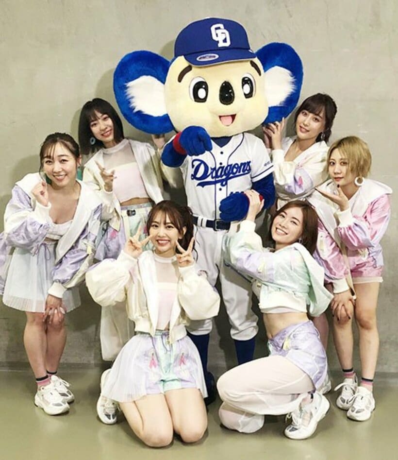 ドアラとポーズを取る松井珠理奈（前列右）らＳＫＥメンバーはもちろん“中日推し”だ