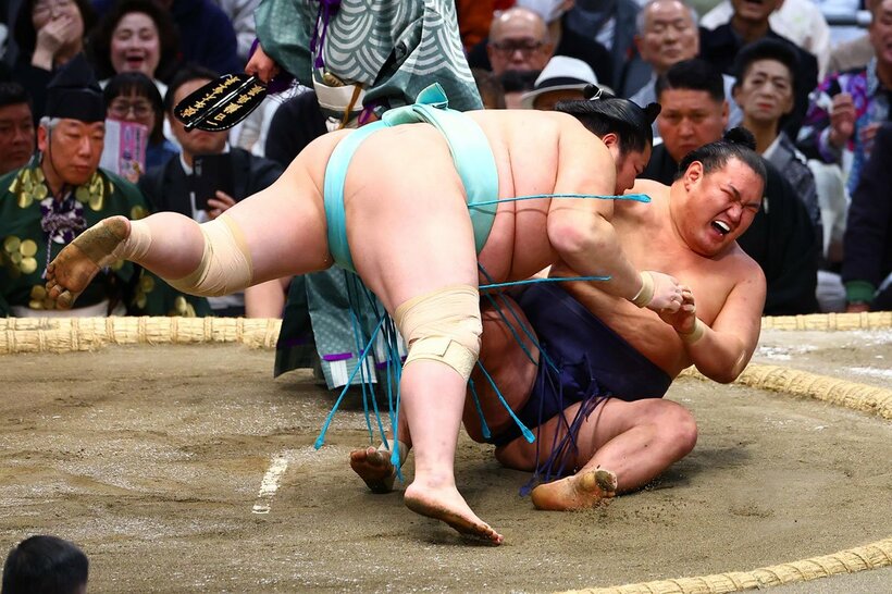 外掛けで琴桜（左）に敗れた豊昇龍