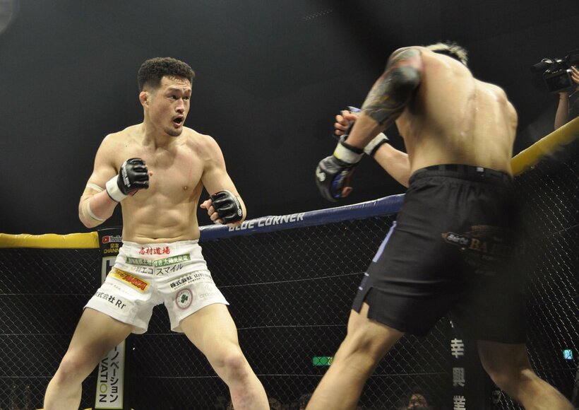  春日井〝寒天〟たけし(左)は笹晋久とドローに終わった（東スポWeb）