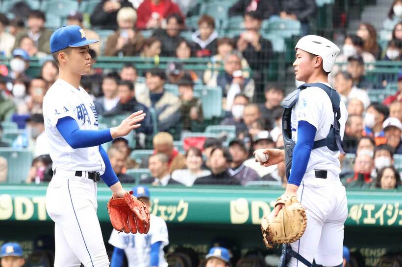 明豊は初回、投ゴロで三走が本塁突入し先制点を奪われバッテリーはぼう然