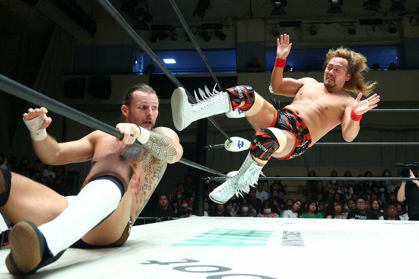 シェイン・ヘイスト(左)からGHCヘビー級王座を奪った内藤哲也