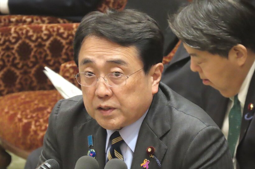 衆院予算委で答弁する赤沢亮正経産相