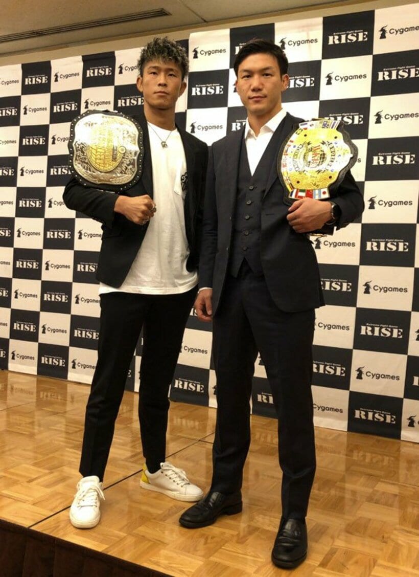  1回戦で激突する江幡塁（右）と鈴木真彦