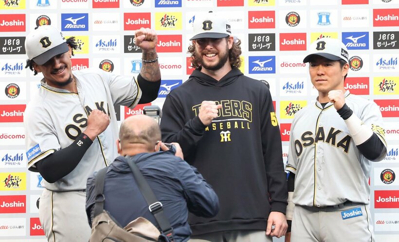  お立ち台の（左から）マルテ、ウィルカーソン、長坂（東スポWeb）