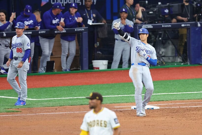 ３回、ダルビッシュから右前打放ち、塁上で喜ぶ大谷翔平