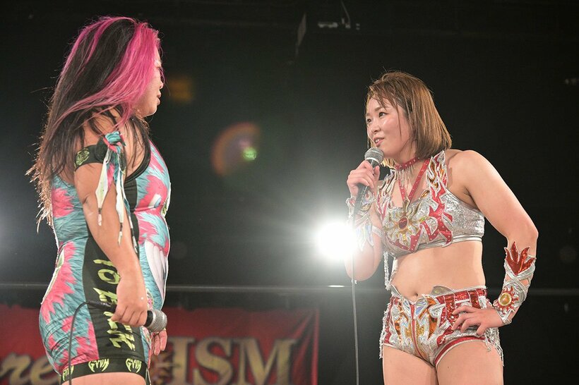 橋本千紘（左）に向けマイクを握るＳａｒｅｅｅ