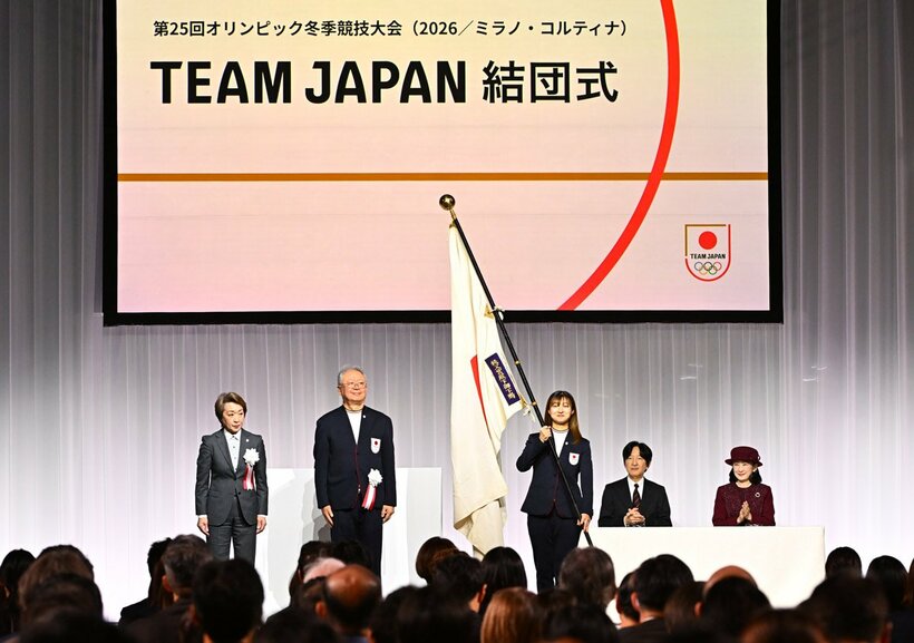 団旗を持つ旗手代行・坂本花織