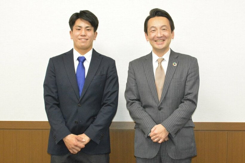 清瀬市の渋谷桂司市長(右）を表敬訪問した門脇誠