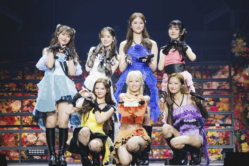 前列左から山口綺羅、鶴屋美咲、小川桜花。後列左から小田柚葉、増田來亜、隅谷百花、菱田未渚美（撮影・ヨシモリユウナ）