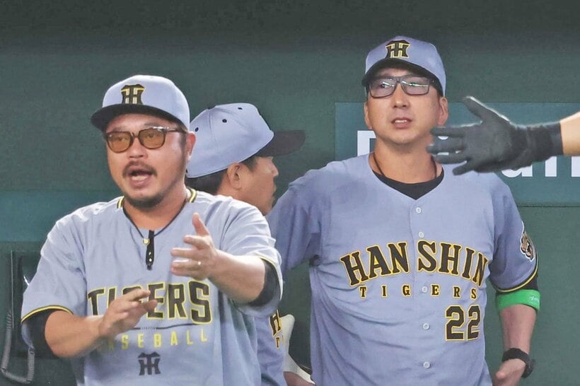首位攻防の初戦を落としてしまった阪神・藤川監督(右)