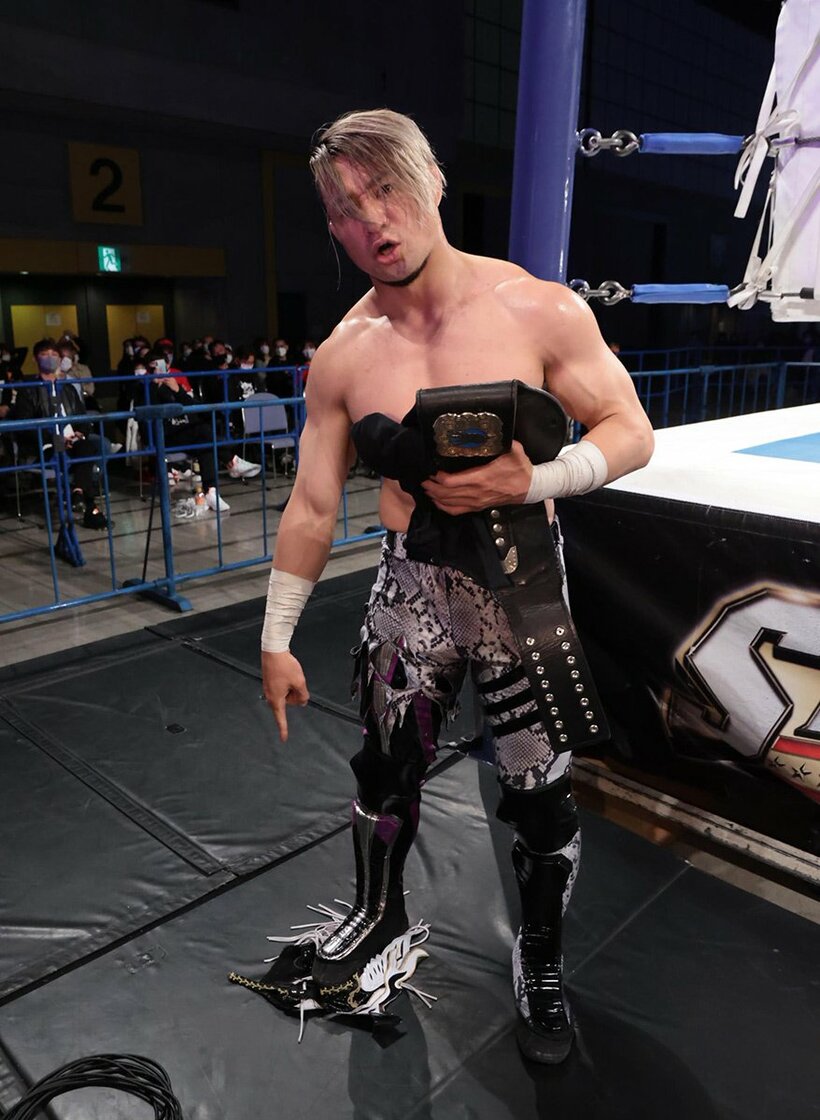  デスペラードのマスクを踏みつけるSHO