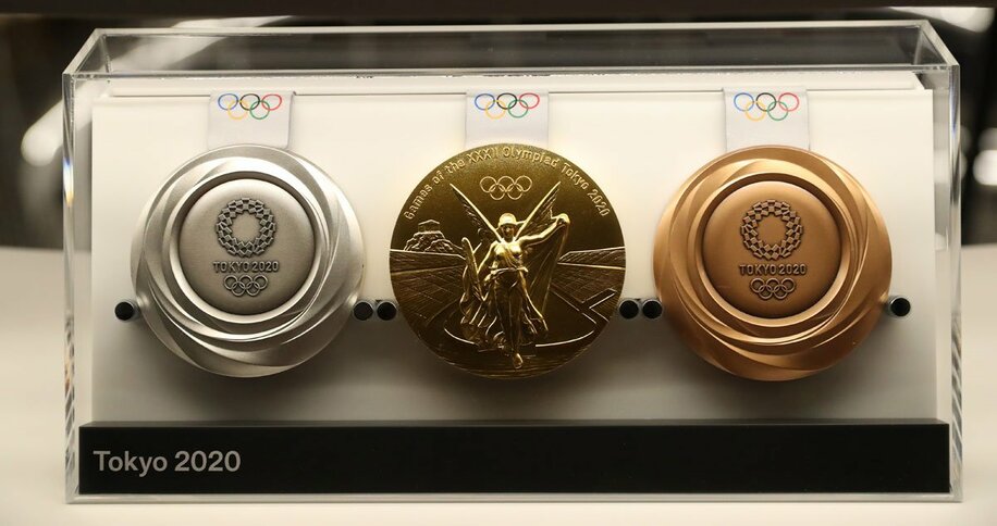  東京２０２０の（左から）銀メダル、金メダル、銅メダル