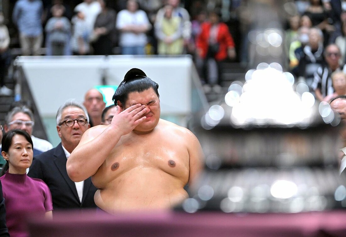 表彰式で涙をこらえる大の里（代表撮影）