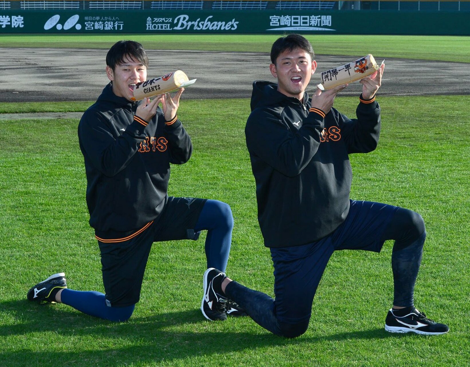 ロールケーキを食べる（左）から伊藤優輔、平内龍太