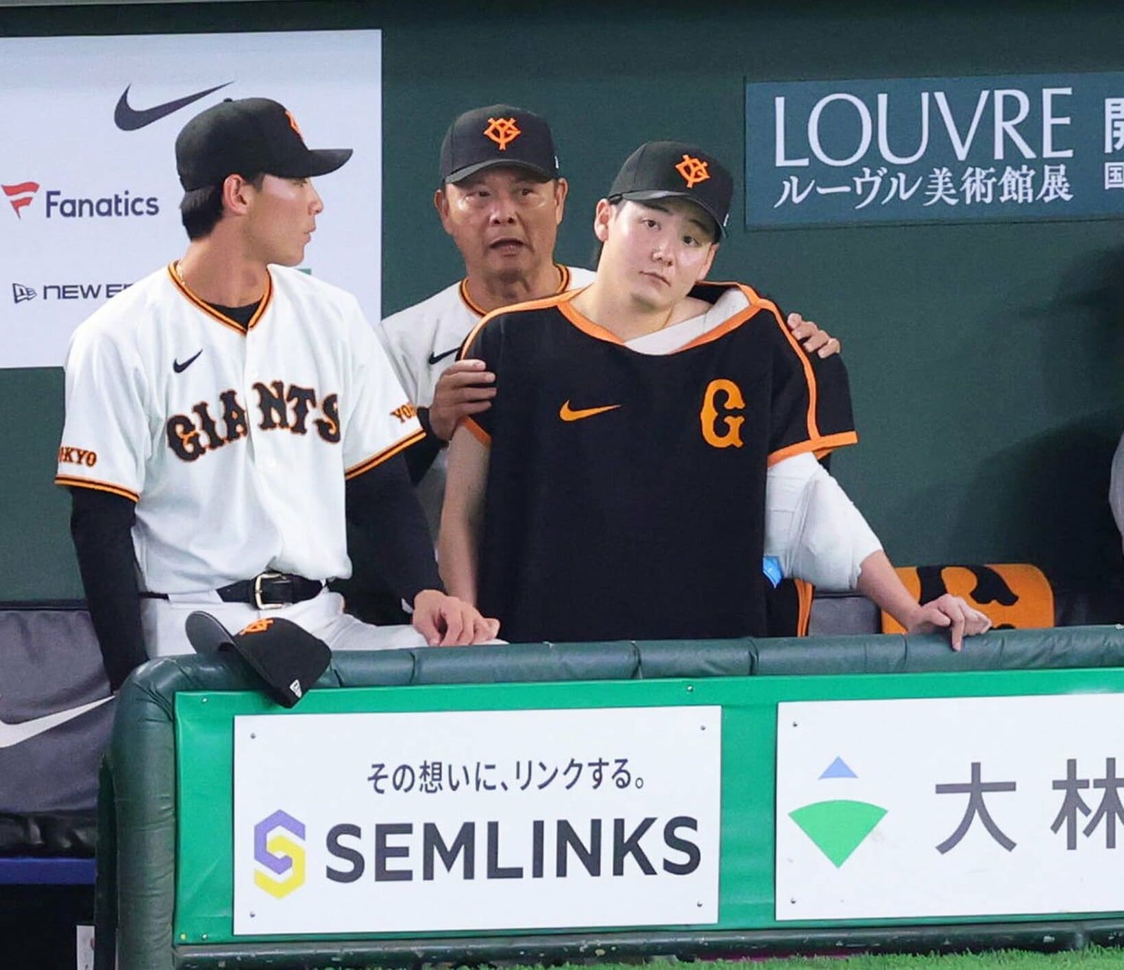 降板後、橋上監督代行(中)に声をかけられる巨人・竹丸和幸