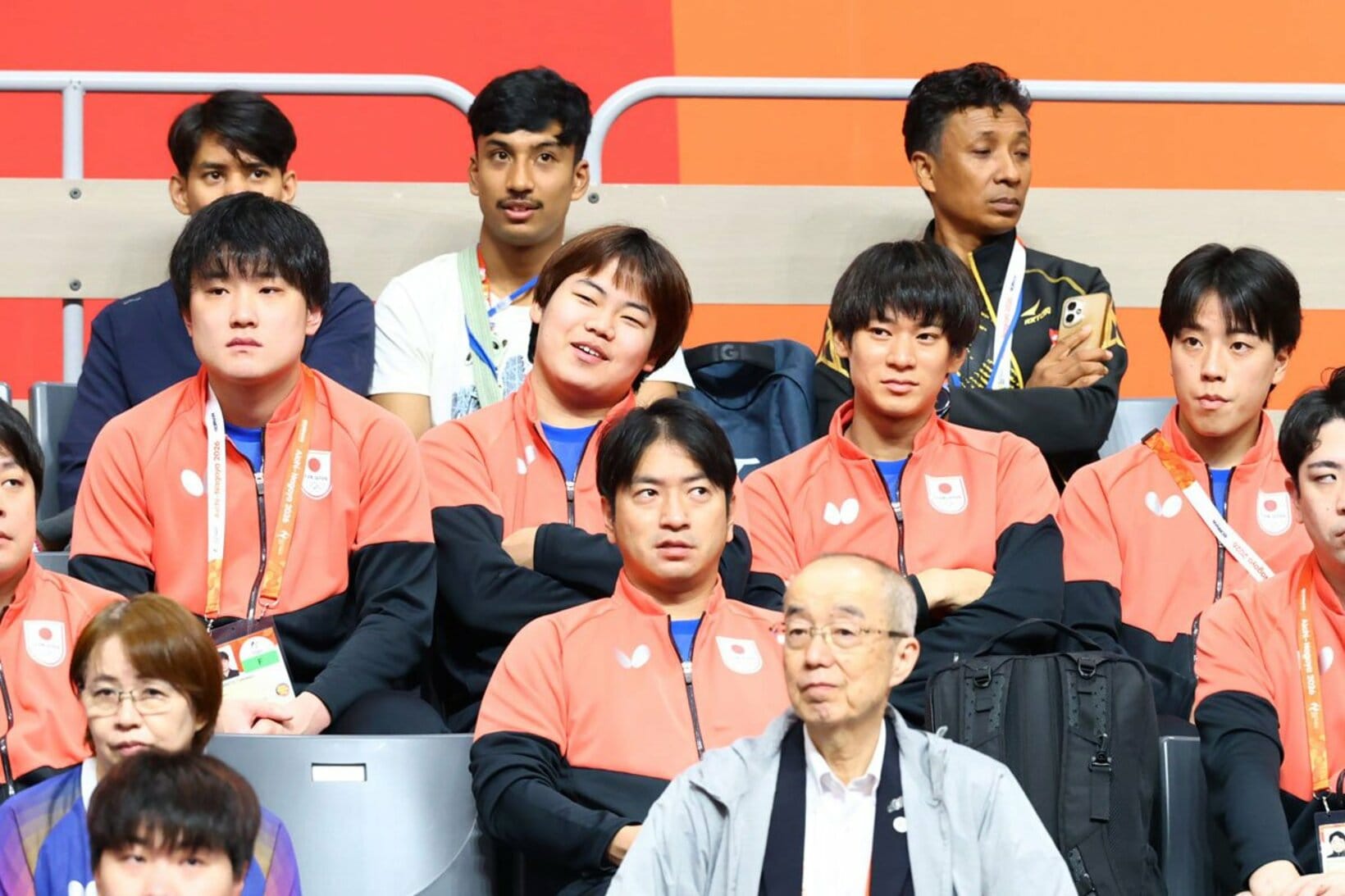 女子の試合を観戦する張本智和と松島輝空