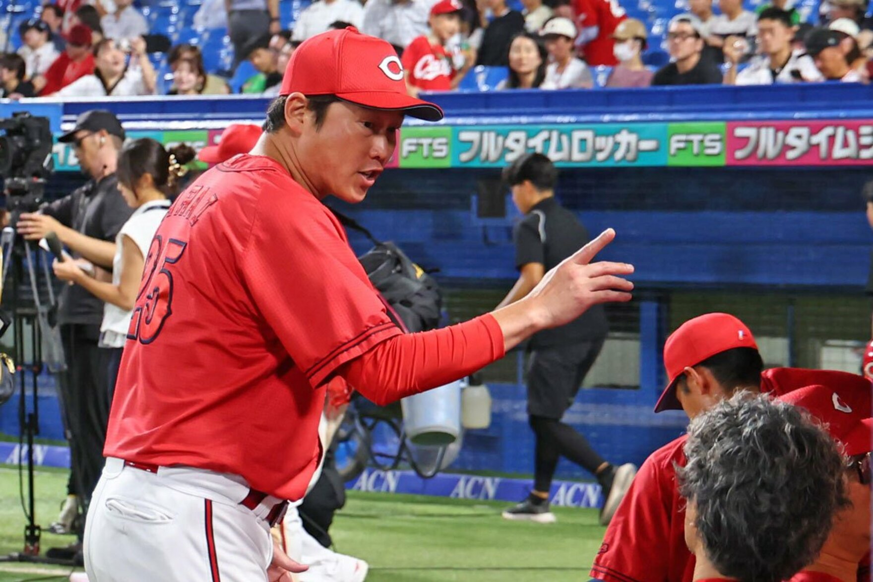 昨季よりも順位を１つ上げた広島・新井監督