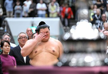 表彰式で涙をこらえる大の里（代表撮影）