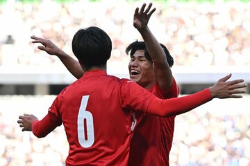 追加点を決めた堀ノ口瑛太(左)と抱き合う神村学園・日高元