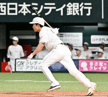 ヒットを打つ柳田