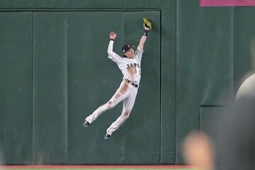 ９回、痛烈な打球を大ジャンプで捕球した侍ジャパン・周東佑京