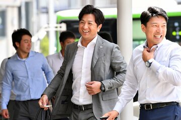 由伸監督は抜群にスーツが似合う男だった
