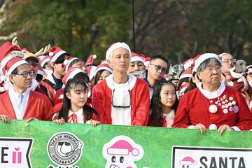 「サンタパレード大阪　２０２５」に参加したマーク・パンサー（中央）ら４０００人以上のサンタクロース