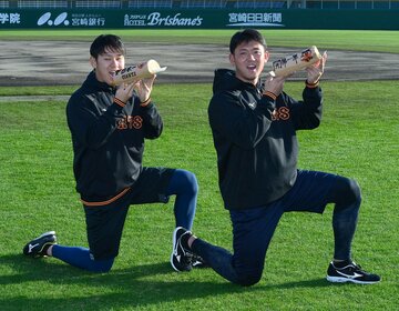 ロールケーキを食べる（左）から伊藤優輔、平内龍太