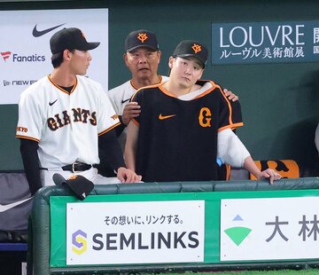降板後、橋上監督代行(中)に声をかけられる巨人・竹丸和幸