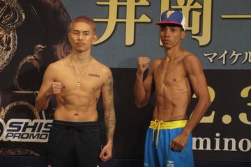 計量をパスした井岡一翔（左）とマイケル・オルドスゴイッティ