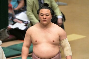 旭海雄に浴びせ倒しで敗れた炎鵬