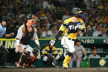 ７回、同点適時打を放った佐藤輝明