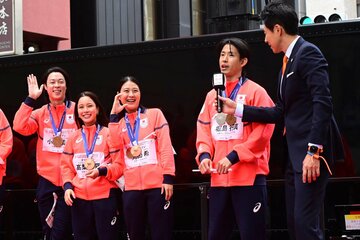 左から、小林陵侑、高梨沙羅、丸山希、堀島行真