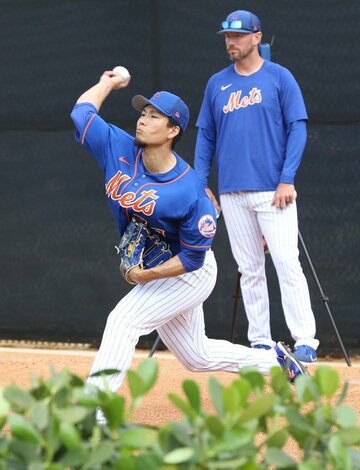 ブルペンで投球練習を行う千賀滉大