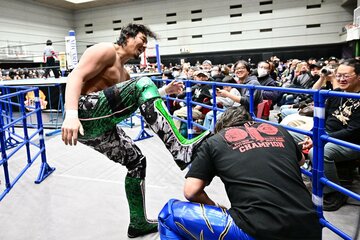 リング外で乱闘する辻陽太とジェイク・リー
