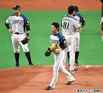 ２回持たずマウンドを降りる日本ハム・加藤（手前）