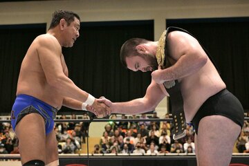 ウルフアロン(右)から握手を求められた永田裕志