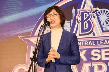 ビールかけを前に、ナインに挨拶をするDeNA・南場智子オーナー