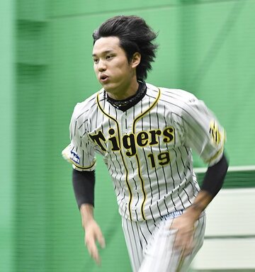  髪をなびかせ調整に励む藤浪