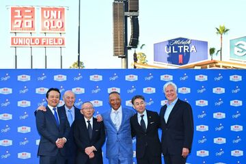 会見に出席した柳井氏（左から３人目））